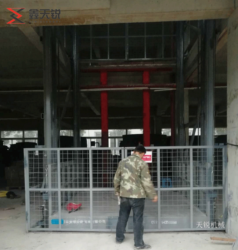 胡杨河10吨液压货梯交付使用